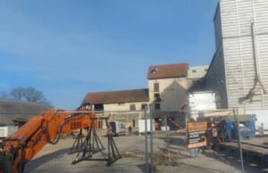 Vosges. Mirecourt: pembongkaran dan pembuangan asbes gedung Koperasi Pertanian Lorraine sedang berjalan lancar