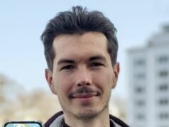 dua anak muda memprotes perluasan penyimpanan LNG di jaringan tersebut