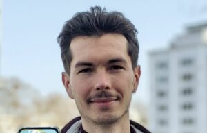 dua anak muda memprotes perluasan penyimpanan LNG di jaringan tersebut