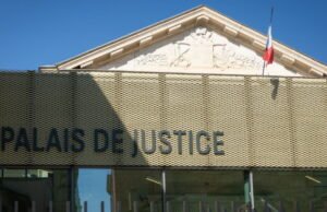 diadili karena mempermalukan dan menindas enam belas siswa, dengan seorang guru sebagai pemimpinnya