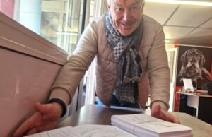 Kota 2026. Di Vittel, pabrik percetakan Lesœur mulai melambat setelah dua minggu mencetak surat suara dan kredo