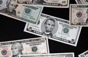 penangguhan hukuman penjara dan denda bea cukai sebesar €110.000