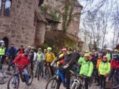 Wisata bersepeda. Jalan kaki atau bersepeda pada hari Minggu ini untuk penyandang disabilitas