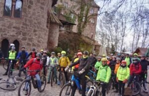 Wisata bersepeda. Jalan kaki atau bersepeda pada hari Minggu ini untuk penyandang disabilitas