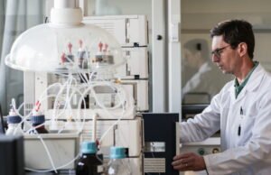 juga. Para ahli inilah yang mendeteksi narkoba, makanan beracun, dan penipuan konsumen