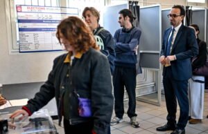 Pilkada 2026. ‘Tidak normal’: mantan menteri mengeluarkan amplop dari sakunya dan memilih tanpa pergi ke bilik suara