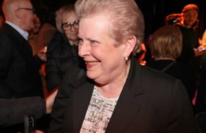 di sebelah kiri, malam antara antisipasi yang penuh semangat, tepuk tangan dan kekecewaan