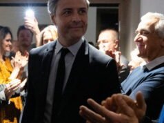 di sebelah kanan, Jean-Philippe Vetter (LR) merasakan sayapnya mengembang