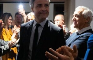 di sebelah kanan, Jean-Philippe Vetter (LR) merasakan sayapnya mengembang