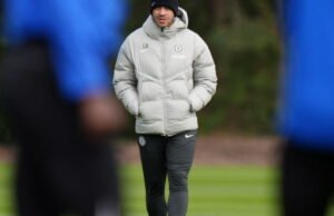 Sepak bola. Chelsea dilarang merekrut selama setahun