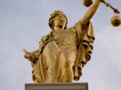 seorang sopir truk dihukum karena meludahi wajah pengendara