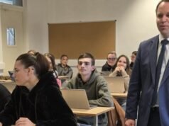 Kota 2026. Di Remiremont, Jean-Benoît Tisserand bertemu kembali dengan murid-muridnya dari sekolah menengah Jeanne-d’Arc setelah kemenangan dalam daftarnya