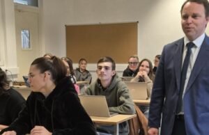 Kota 2026. Di Remiremont, Jean-Benoît Tisserand bertemu kembali dengan murid-muridnya dari sekolah menengah Jeanne-d’Arc setelah kemenangan dalam daftarnya