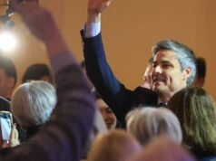 Jean-Philippe Vetter (LR) memiliki penonton yang penuh untuk pertemuan terakhirnya