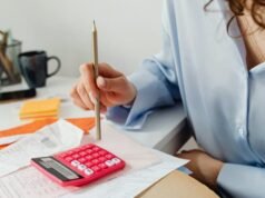 kehidupan sehari-hari yang sempit dari pasangan meskipun mendapat dua gaji