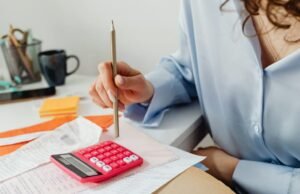 kehidupan sehari-hari yang sempit dari pasangan meskipun mendapat dua gaji