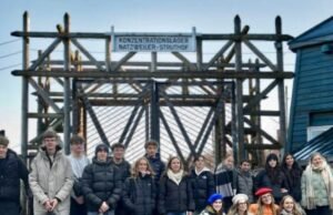 pendidikan media. Di Struthof “kengerian masa lalu masih terasa jelas”