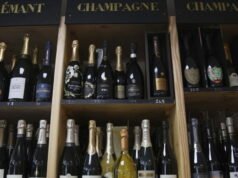 pada usia 70 dan 75 tahun mereka menjelajahi toko serba ada untuk mencuri sampanye