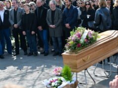 Dalam foto. Jean Dujardin, Bruno Solo, Valérie Bonneton… Banyak selebriti di pemakaman Bruno Salomone