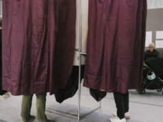 Italia. Mereka mengambil foto kertas suara mereka di bilik suara: pengaduan diajukan