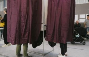 Italia. Mereka mengambil foto kertas suara mereka di bilik suara: pengaduan diajukan