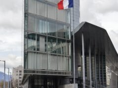 Isère. Dimasukkan secara paksa ke rumah sakit karena melecehkan dua pejabat terpilih, diperlakukan sebagai pedofil