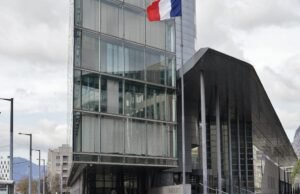 Isère. Dimasukkan secara paksa ke rumah sakit karena melecehkan dua pejabat terpilih, diperlakukan sebagai pedofil