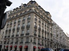 Paris. Ratusan orang yang dievakuasi dari Istana Bristol telah dilalap api