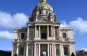 peti mati mantan Perdana Menteri memasuki Cour des Invalides