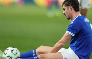 Sepak bola. Striker Racing Club de Strasbourg Joaquin Panichelli merespons setelah cedera serius