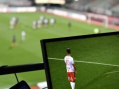 Mata editorial. Staf redaksi. Tanpa Téléfoot, rasa ayam hari Minggu yang sangat hambar