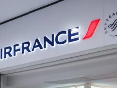 Mengangkut. Air France mengoperasikan penerbangan terakhirnya dari Bandara Orly pada hari Sabtu