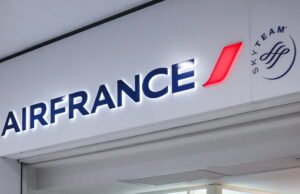 Mengangkut. Air France mengoperasikan penerbangan terakhirnya dari Bandara Orly pada hari Sabtu