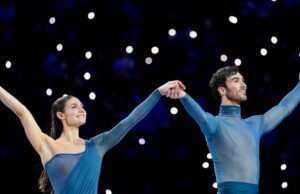 Seluncur indah. Setelah gelar Olimpiade mereka, Guillaume Cizeron dan Laurence Fournier Beaudry dinobatkan sebagai juara dunia
