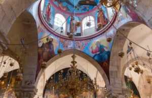 Yerusalem. Patriark Latin itu tidak diberi akses ke Makam Suci oleh otoritas Israel, jawab Macron