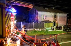 Vosges. Sebuah rumah hancur akibat kebakaran Minggu malam ini di Clerjus
