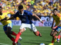 Sepak bola. Meski memiliki tim yang sepenuhnya diperbarui Biru kesuksesan meyakinkan lainnya melawan Kolombia