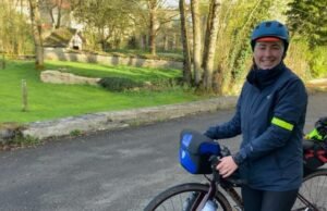 juga. Dia bersepeda ke Paris untuk membantu proyek bagi penduduk Ehpad