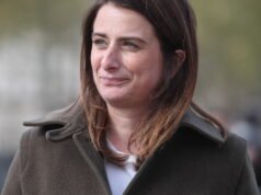 pelindung ekologi, Marine Tondelier, mengumumkan bahwa dia hamil