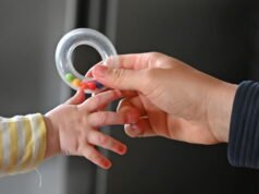 Inggris Raya. Dia memiliki hubungan dengan anak kembar, pengadilan tidak dapat mengetahui siapa ayah dari anak tersebut