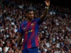 Barcelona menunda keputusan akhir pada striker berusia 28 tahun itu karena masalah gaji mengaburkan transfer