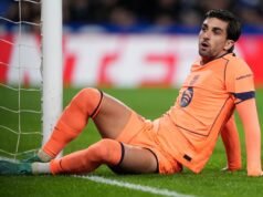 Striker yang sedang berjuang memutuskan untuk bertahan di Barcelona meski tidak senang dengan klub – lapor