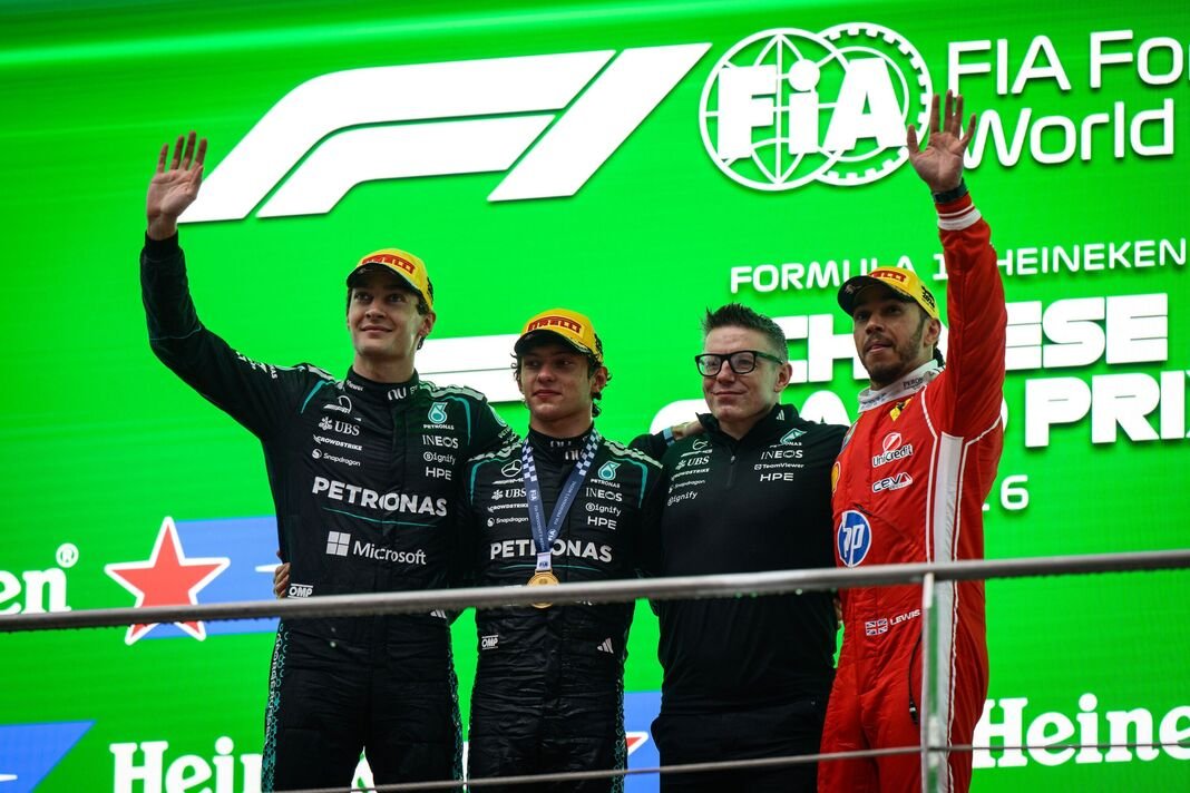 Pembalap F1 melambai kepada penggemar dari podium