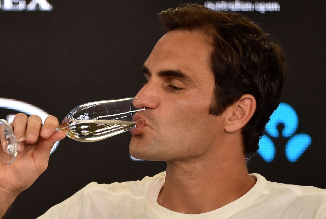 Roger Federer minum sampanye