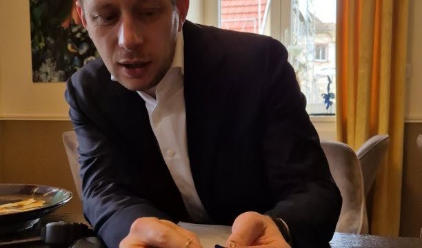 Seorang pengunjung datang dengan arloji saku perak berlapis emas, diperkirakan harganya sekitar tiga puluh euro. Foto Amelie Lécoyer