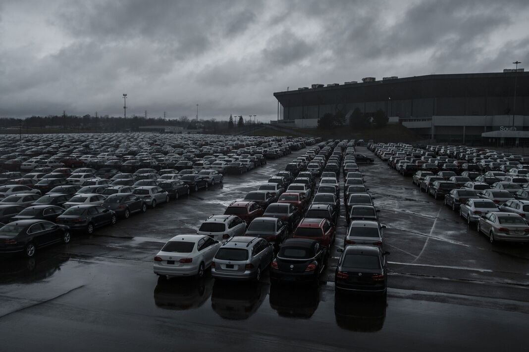 Kerumunan Volkswagen di depan Silverdome Kerumunan Volkswagen di depan Silverdome