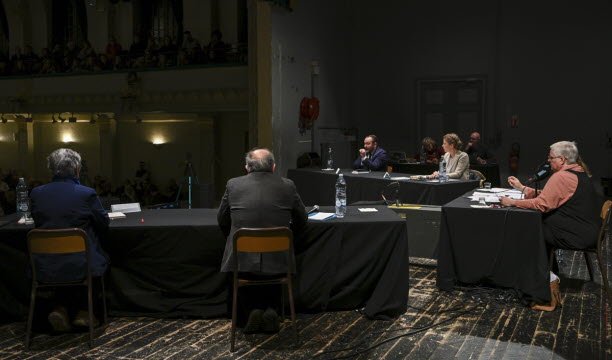 Melihat di balik layar. Foto Sébastien Rioto