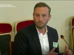 Di hadapan para senator, tangan kanan Pierre-Édouard Stérin, Edward Whalley, membela sekolah swasta Katolik