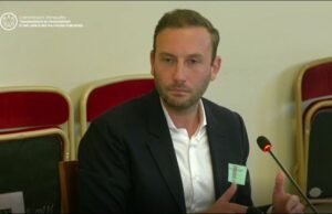 Di hadapan para senator, tangan kanan Pierre-Édouard Stérin, Edward Whalley, membela sekolah swasta Katolik