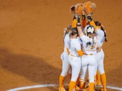 Game 3 dari #7 Tennessee vs. #25 South Carolina Series disiarkan di ESPN, dijadwalkan pada pukul 18:00. Pitch Pertama